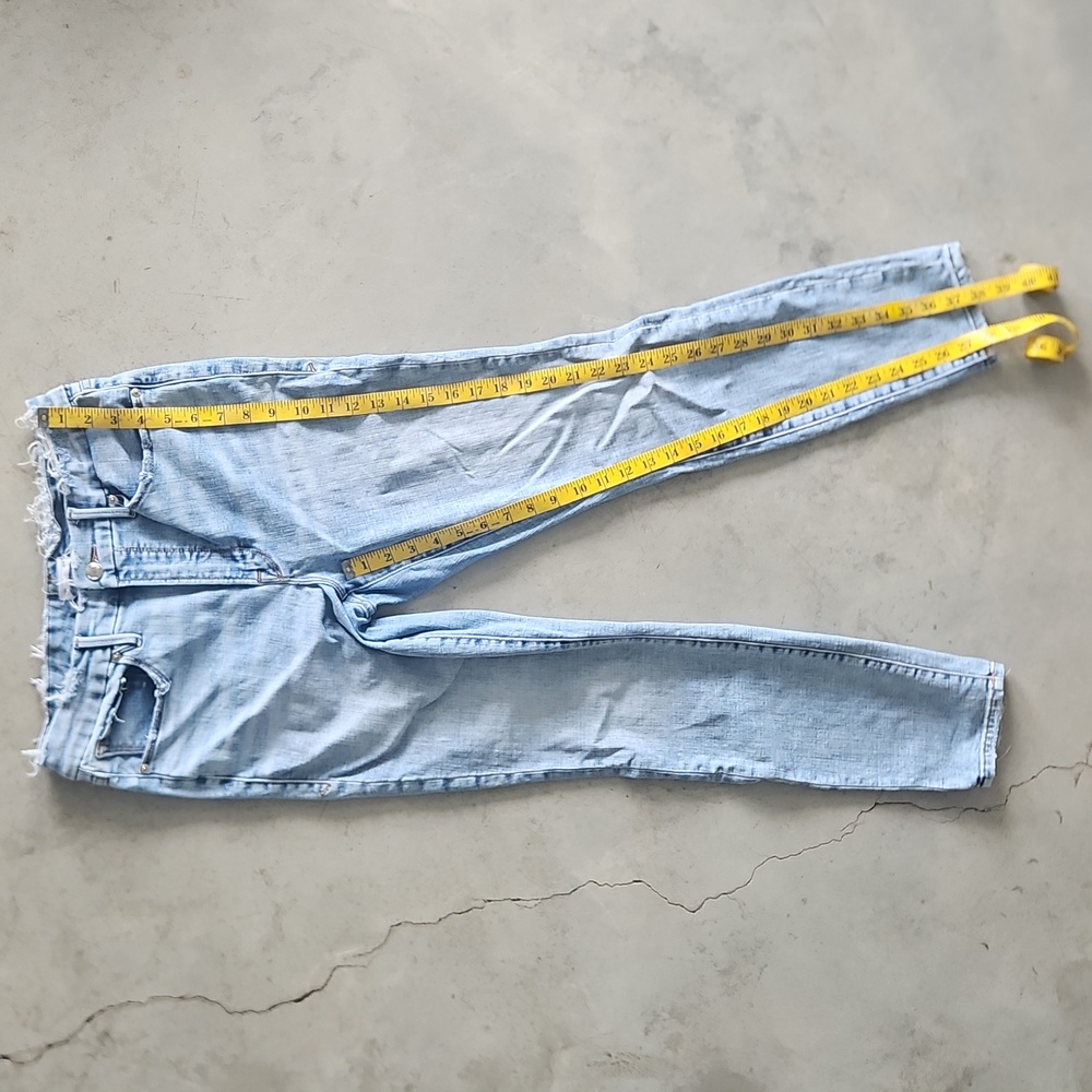 Good American Light Blue Frayed Hem Skinny Jeans Size 12 / 31 - Picture 3 of 7